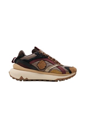 Zapatilla con suela plataforma beige, paneles de ante y tela en marrón, negro, burdeos y tostado, y logo de cabeza de león en el lateral.