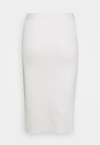 Biała dzianinowa ołówkowa spódnica z szerokim paskiem z wytłoczonym logo "GUESS". Gładka faktura i dopasowany krój, długość do kolan, bez wzorów.