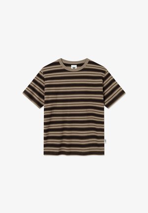 Camiseta a rayas en tonos marrones y beige, fabricada con una tela suave, con un cuello redondo y mangas cortas.