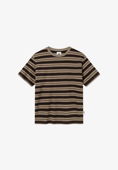 T-shirt a righe nei toni del marrone e beige, realizzata in tessuto morbido, con scollatura rotonda e maniche corte.