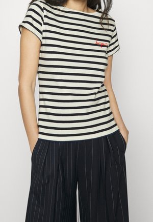 Koszulka w paski w kolorze kremowym i granatowym, z krótkimi rękawami i okrągłym dekoltem, z czerwonym haftowanym napisem "bonjour" na piersi.