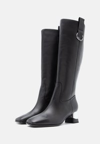 Mustade nahast põlvekohased saapad ruudukujulise varbaga, metalliliste aktsentidega plokkninal ja külgsuise detailiga. Sile ja läikiv tekstuur.