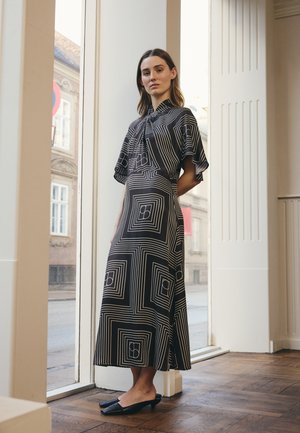 Soaked in Luxury BECCA MIRIA brązowy