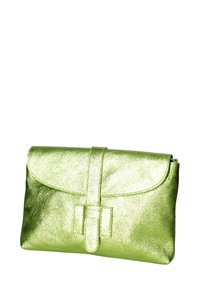 Pochette metallica verde con pattina pieghevole, texture liscia e dettaglio centrale a tracolla. Forma rettangolare compatta.