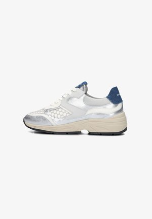 Zilveren en witte sneaker met ademend mesh en synthetische materialen, beige tussenzool, blauwe hielaccent, en een gestructureerd zilver honingraatpatroon op de neus.