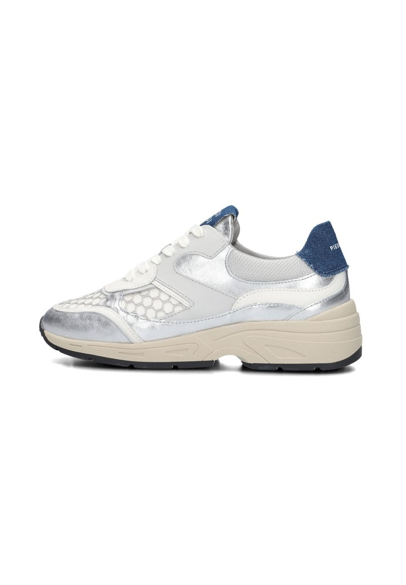 Zilveren en witte sneaker met ademend mesh en synthetische materialen, beige tussenzool, blauwe hielaccent, en een gestructureerd zilver honingraatpatroon op de neus.