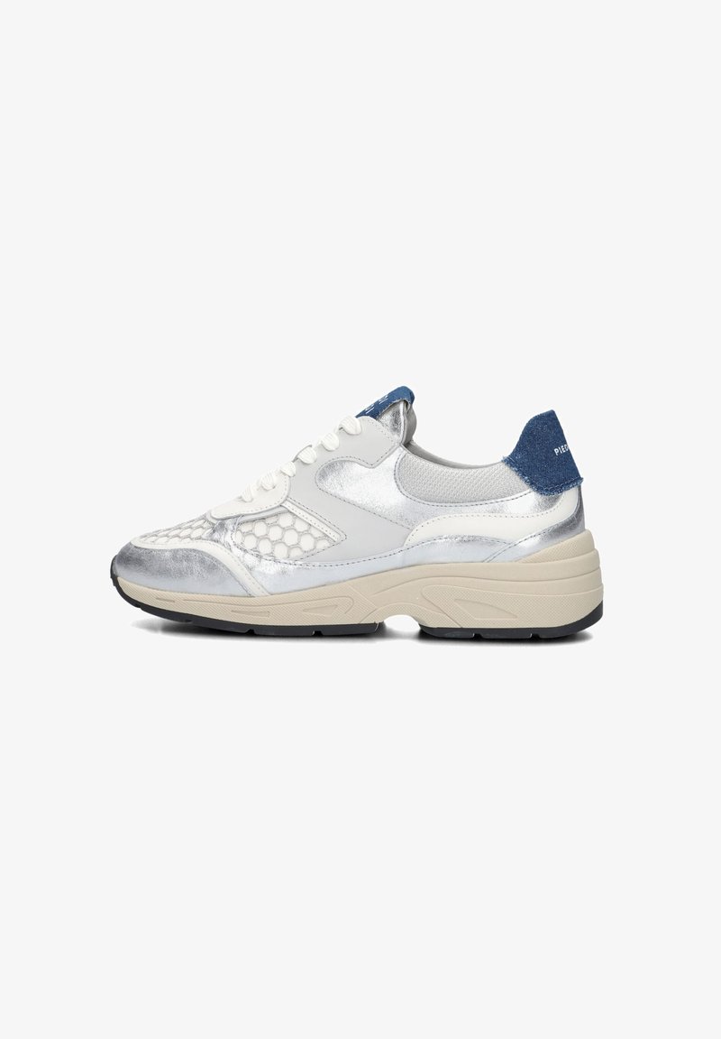 Zilveren en witte sneaker met ademend mesh en synthetische materialen, beige tussenzool, blauwe hielaccent, en een gestructureerd zilver honingraatpatroon op de neus.