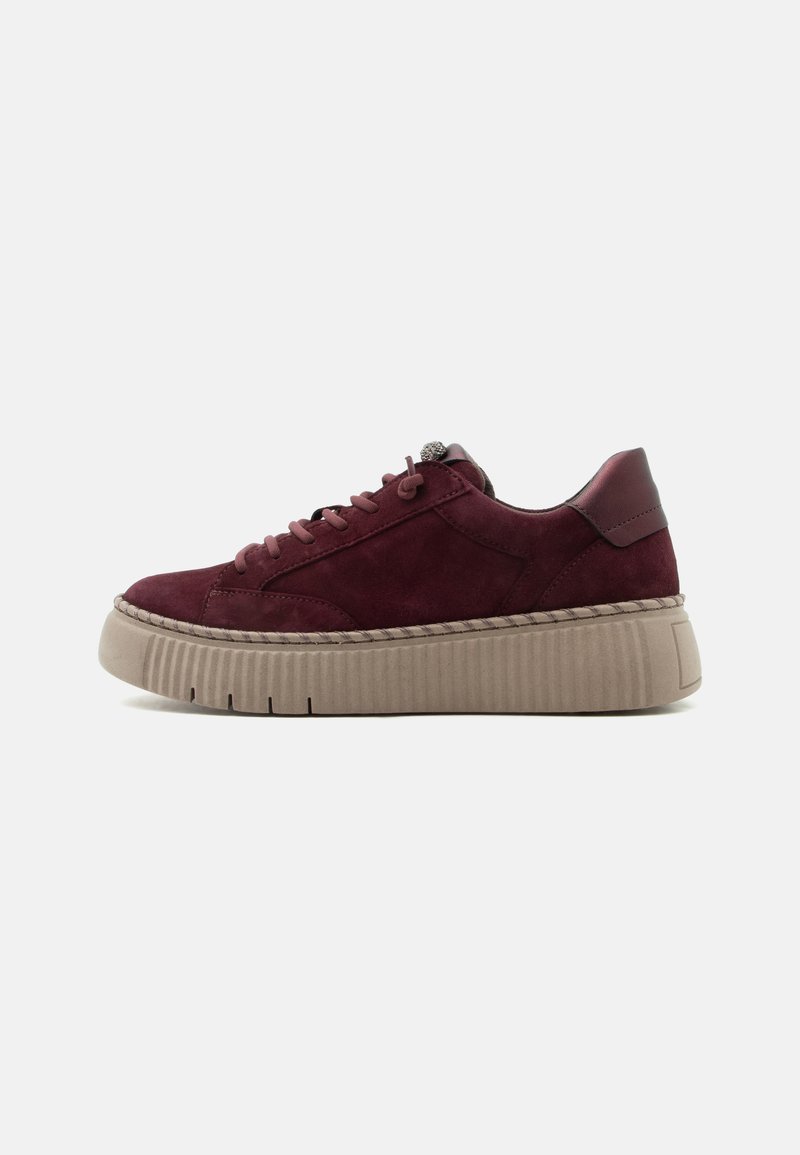 Baskets en daim bordeaux avec semelle plateforme beige épaisse, fermeture à lacets à l'avant et détails cousus sur un fond clair uni.