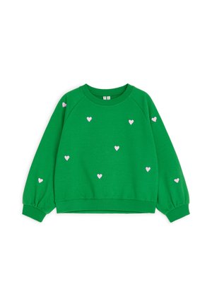 Sweat-shirt vert à manches longues avec petits motifs de cœurs roses dispersés sur le devant et les manches, doté de poignets et d'un ourlet côtelés.