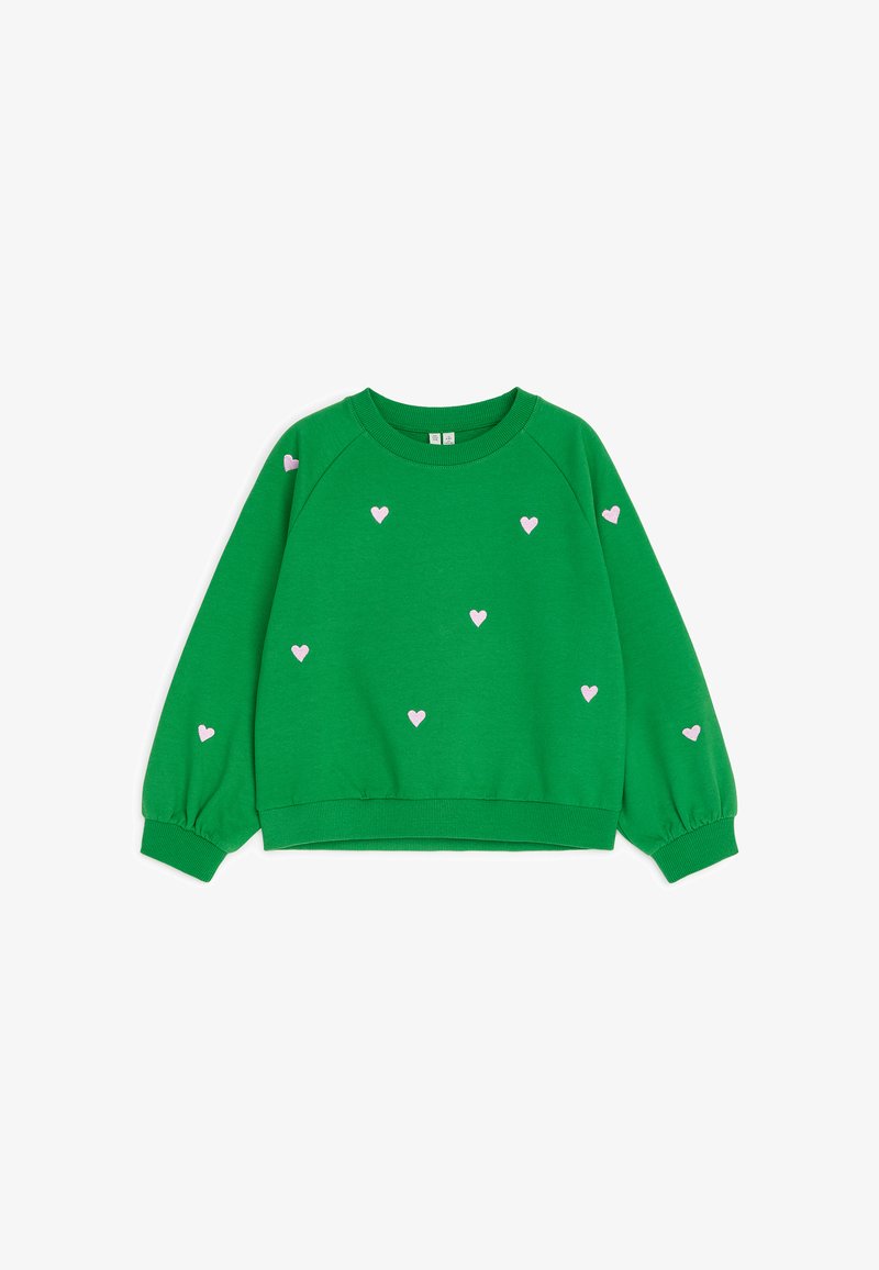Sweat-shirt vert à manches longues avec petits motifs de cœurs roses dispersés sur le devant et les manches, doté de poignets et d'un ourlet côtelés.