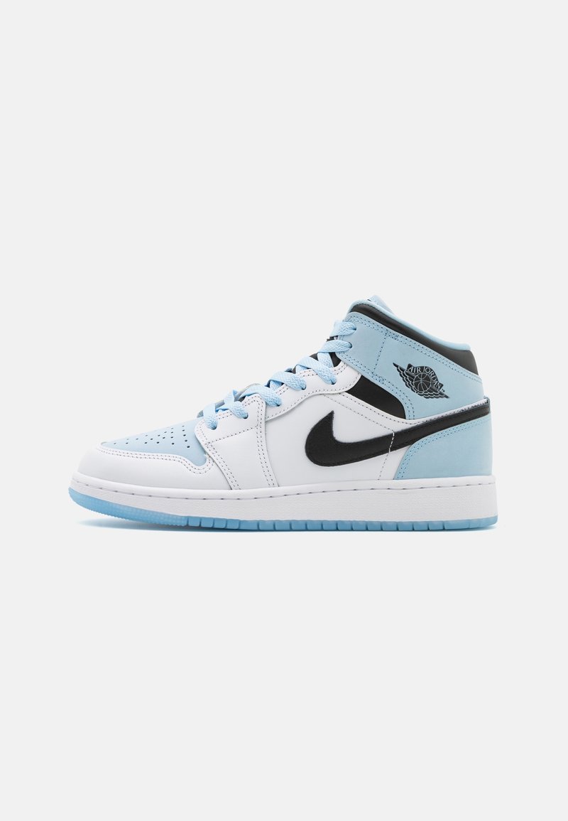 Baskets montantes en cuir blanc avec des accents bleu clair, un swoosh Nike noir et une pointe perforée. Dotées d'une semelle en caoutchouc bleue et du logo Jordan.