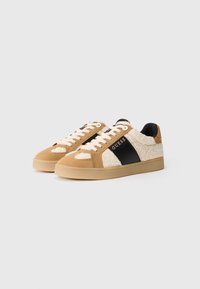 Sneaker beige e neri con una parte superiore in tessuto testurizzato e pelliccia sintetica, pannelli in pelle a contrasto e suole in gomma leggera.