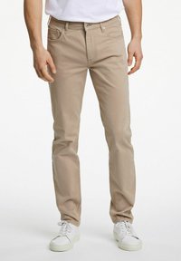 Beiga chinos med rak passform, fem fickor och knäppning. Tillverkade av bomullstyg med en slät yta och minimal detaljer.