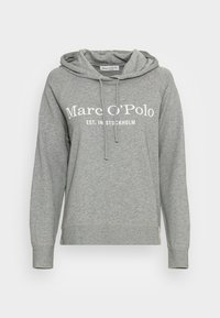 Sudadera gris con cordón, que presenta el texto "Marc O'Polo EST. EN ESTOCOLMO" en blanco. Con corte de mangas largas y un bolsillo tipo canguro en la parte frontal.