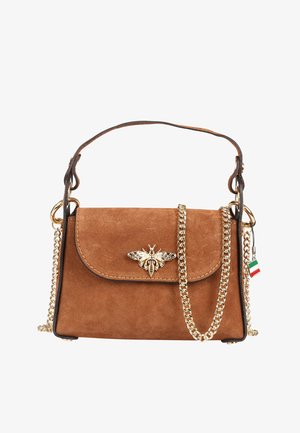 Bruine suède handtas met een gouden bij-accent, een kettinghengsel en leren details. Voorzien van een klep met een gladde textuur.