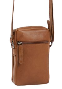 Borsa a tracolla in pelle marrone con scomparto principale con zip, tasca frontale piatta e tracolla regolabile. Texture liscia e design minimalista.
