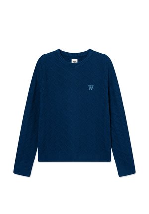Pull en maille bleu marine avec un motif géométrique en losange, col rond et manches longues. Logo brodé sur la poitrine.