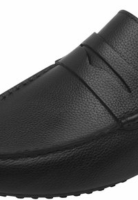 Černá kožená slip-on obuv s texturovaným povrchem, zaoblenou špičkou, prošívanými detaily a flexibilní gumovou podrážkou.