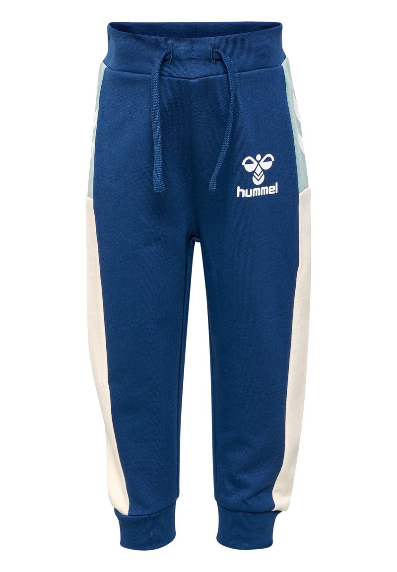 Blauwe sweatpants met lichtblauwe en crèmekleurige zijpanelen, elastische tailleband met trekkoord, en het "hummel" logo op de voorkant.
