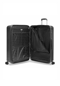 Maleta rígida negra abierta para mostrar los compartimentos interiores con bolsillos de malla con cremallera y un mango extensible.