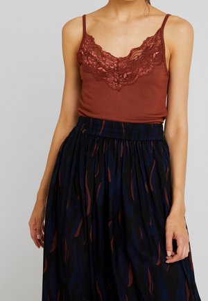 Top - metallic red