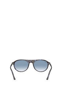 Gafas de sol con lentes ovalados, tinte degradado azul y montura con un diseño en carey oscuro. Brazos elegantes y delgados se extienden desde los lentes.