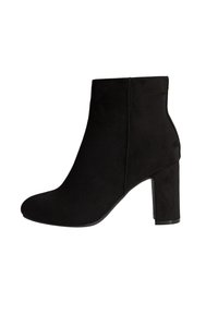Bottine noire en suede doux avec un bout pointu et un talon large et haut. Coutures sur les côtés ; design minimaliste.