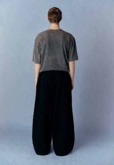 Han Kjøbenhavn WIDE LEG TROUSERS UNISEX - Auduma bikses - black