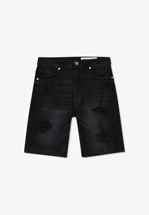 Zwarte denim korte broek met een reguliere pasvorm, voorzien van versleten patches, vijf-vakken ontwerp, knoopsluiting en lichte vervaging op de stof.