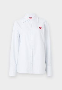 Pruhovaná košeľa na zapínanie na gombíky z ľahkej modrej bavlny, s klasickým golierom a malým červeným srdiečkom na hrudi. Dlhé rukávy so manžetami.