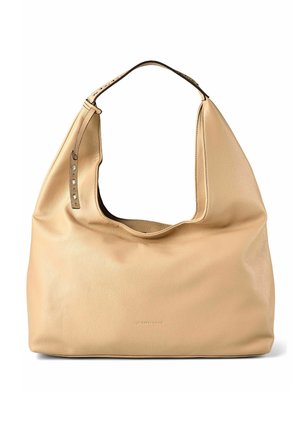 Borsa a spalla in pelle beige con una tracolla larga dotata di fori regolabili e piccoli borchiette metalliche, con una texture morbida, forma morbida e marchio minimale.
