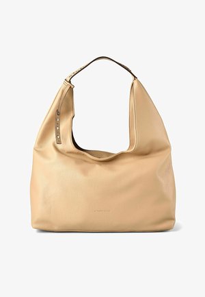 Borsa a spalla in pelle beige con una tracolla larga dotata di fori regolabili e piccoli borchiette metalliche, con una texture morbida, forma morbida e marchio minimale.