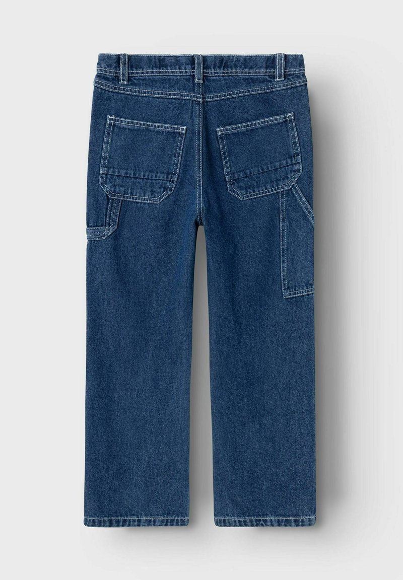 Donkerblauwe denim jeans met een rechte pijp ontwerp, met meerdere patchzakken op de achterkant en zijkant, en zichtbare stikseldetails.