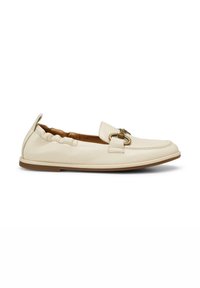 Crème leren instap loafers met een geplooide rand, een ronde neus en een decoratieve gouden hardware detail aan de voorkant. Vlakke rubbere zool.