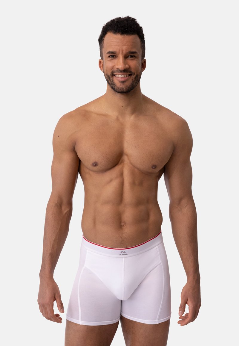 Calzoncillos bóxer blancos con una pretina roja, que presentan una textura de tela suave y un diseño ajustado, mostrando una forma contorneada y costuras mínimas.