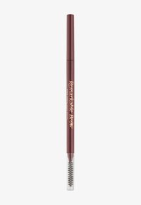Crayon à sourcils marron avec une texture lisse, doté d'un design rétractable et d'une brosse à poils intégrée à une extrémité pour le façonnage.