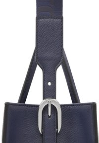 Granatowa skórzana torebka o fakturowanym wykończeniu, z ozdobną srebrną klamrą i szerokimi uchwytami. Czyste linie i zorganizowany kształt.