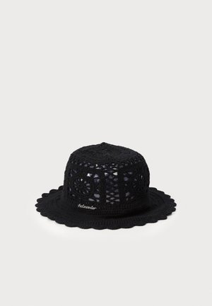 Cappello all'uncinetto nero con cima rotonda, ritagli decorativi e un orlo a onde. Presenta motivi floreali e un sottile branding ricamato.