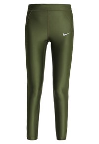 Zielone legginsy sportowe wykonane z gładkiego materiału, z dopasowanym krojem, kontrastowymi szwami i małym, białym logo Nike z przodu.