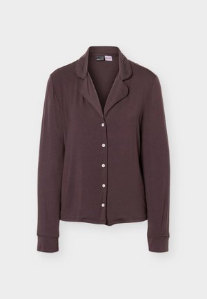 Tmavohnedá košeľa s dlhými rukávmi na gombíky, s golierom a piatimi bielymi gombíkmi, vystavená na jednoduchom svetlosivom pozadí.