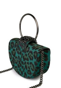 Torebka w cętki z lamparta w kolorze teal i czarnego aksamitnego materiału. Posiada okrągły metalowy uchwyt oraz łańcuszkowy pasek z dekoracyjnymi akcentami.