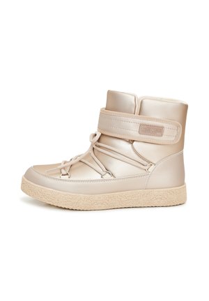 Beige magas szárú sneakers, fényes selyemfelülettel, fűzővel és pántos záródással, texturált talppal és logó részlettel az oldalon.