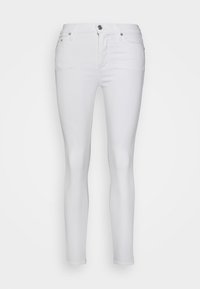 Jeans blancos ajustados con una textura suave, que cuentan con cremallera, diseño de cinco bolsillos y cierre de botón metálico en la cintura.