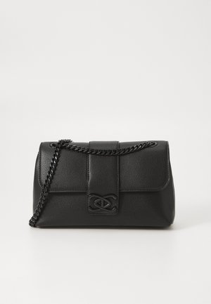 Fekete bőrtáska texturált felülettel, lámpás záródással, emblémával, és láncos vállpánttal.