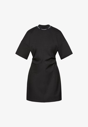 Vestido mini negro de manga corta con cuello alto que presenta la marca blanca "Calvin Klein" en el cuello y un ligero detalle fruncido en la cintura.