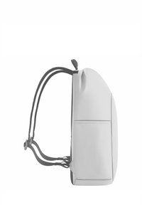 Zaino grigio chiaro con spallacci neri regolabili, forma rettangolare, tasca frontale e parte superiore arrotondata. Realizzato in materiale resistente, texture liscia.