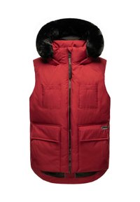 Gilet acolchado rosso senza maniche con cappuccio foderato in pelliccia nera, dotato di zip frontale, due grandi tasche sul petto e un'etichetta del marchio sulla parte inferiore.