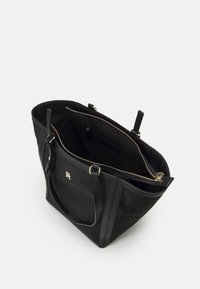 Schwarze Tragetasche aus Nylon mit Lederakzenten, mit offenem Oberteil, Innenfach und goldfarbenen Beschlägen mit Logodetail.