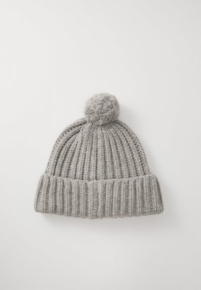 Grå strikket lue med en ribbestrikket design, med en rund dusk på toppen og en brettet kant for ekstra varme.