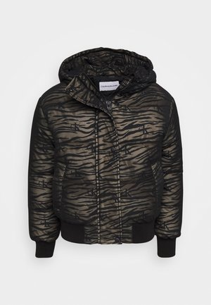 Gepolsterte schwarze und braune Jacke mit Tigerstreifenmuster, Kapuze, Reißverschluss und gerippten Bündchen, die das Calvin Klein Jeans-Logo trägt.